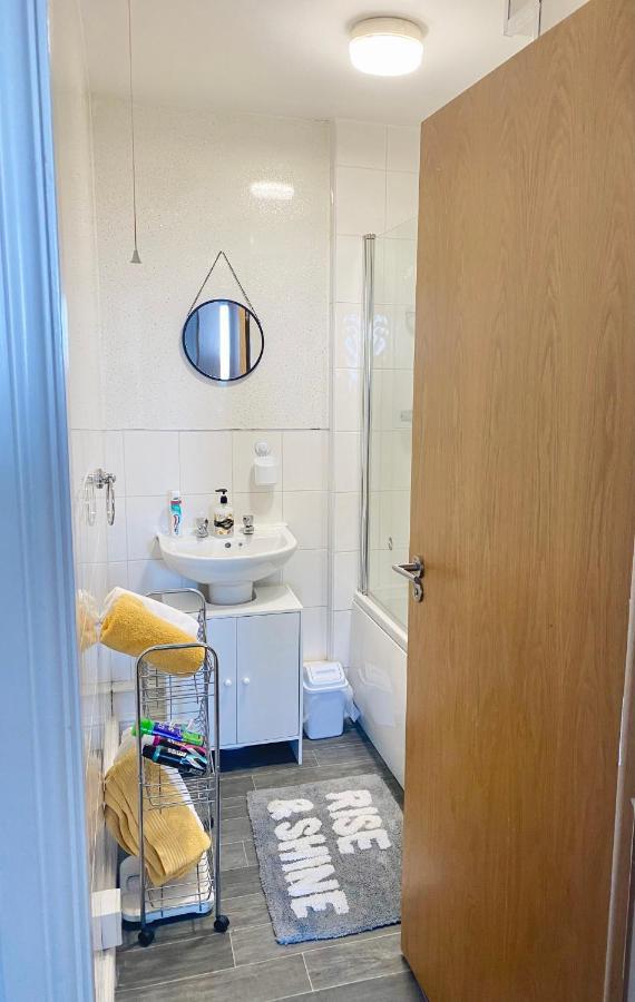Unique View Of Anfield Stadium - Charming 2 Bedroom Apartment In Liverpool With Parking Exterior foto