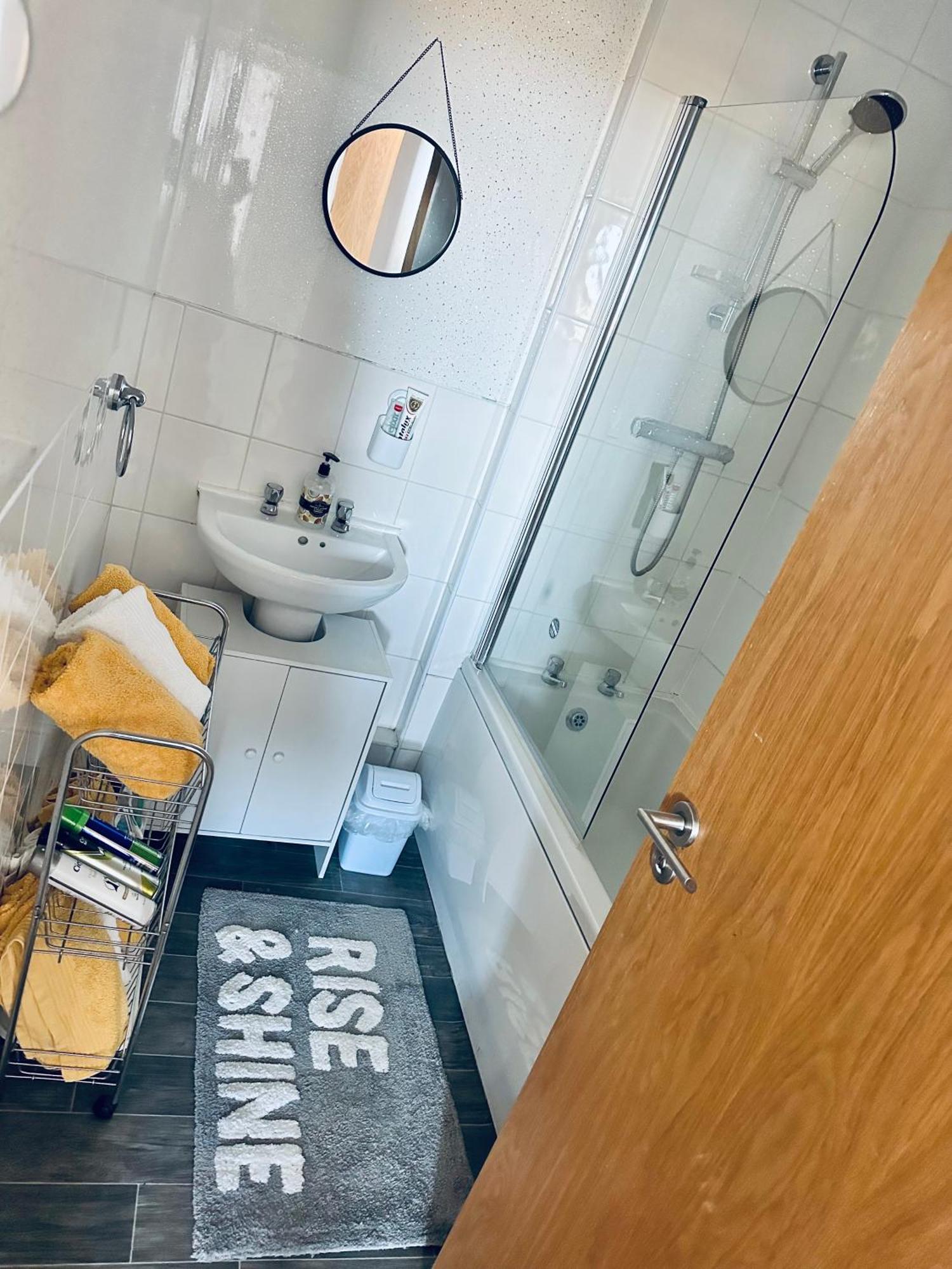 Unique View Of Anfield Stadium - Charming 2 Bedroom Apartment In Liverpool With Parking Exterior foto