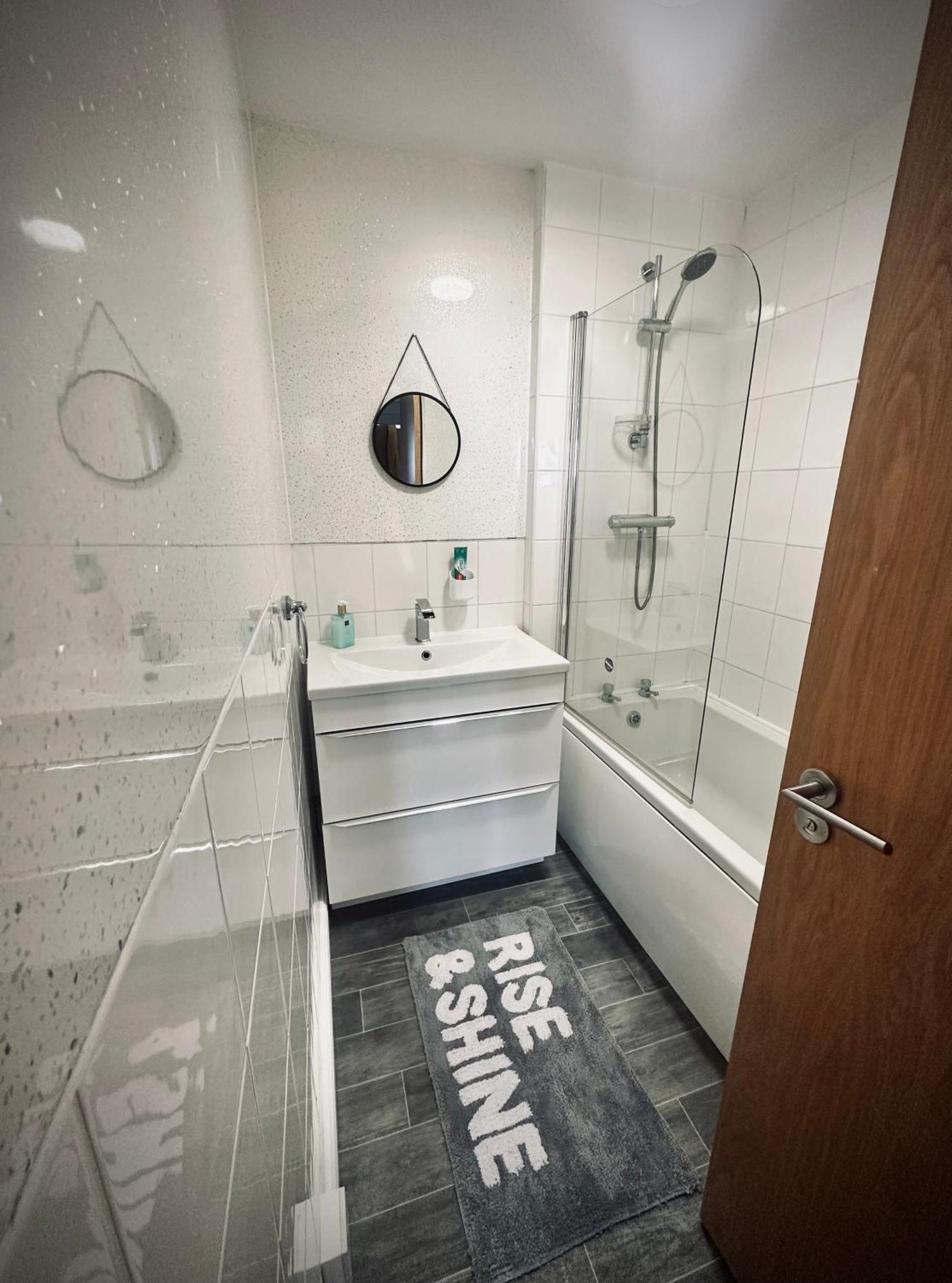 Unique View Of Anfield Stadium - Charming 2 Bedroom Apartment In Liverpool With Parking Exterior foto